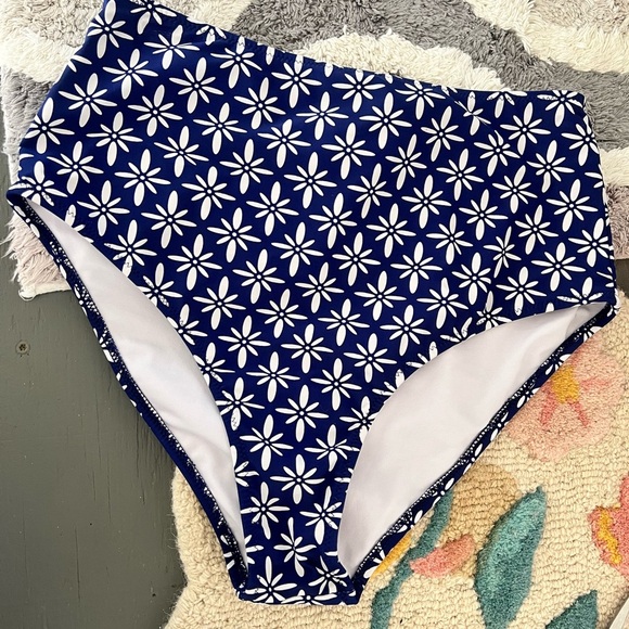 Cupshe Other - Cupshe Navy and White Floral High-Waisted Bikini Bottom